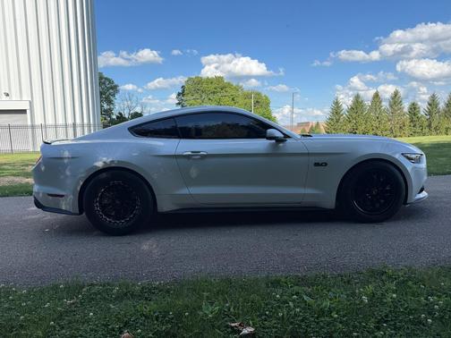 White 2017 Ford Mustang GT Premium