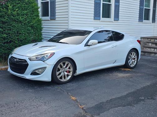 White 2015 Hyundai Genesis Coupe 3.8 Base