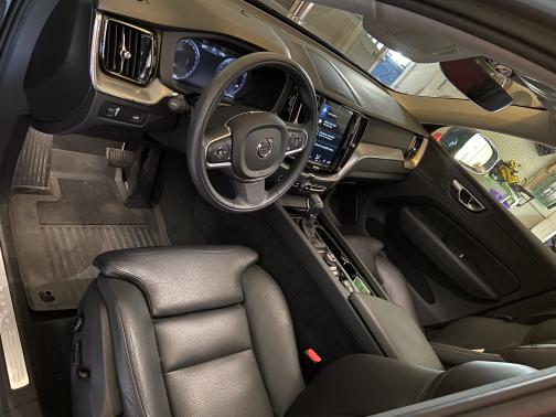 Photo 5 of 8 of 2019 Volvo XC60 T5 Momentum