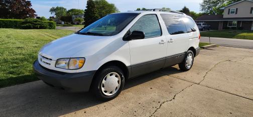 2000 Toyota Sienna LE