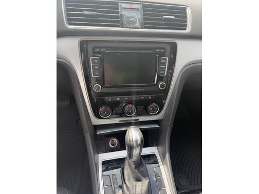 2013 Volkswagen Passat 2.0 TDI SE w/ Sunroof