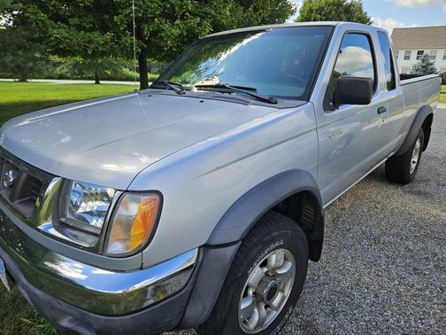 Silver 2000 Nissan Frontier XE King Cab