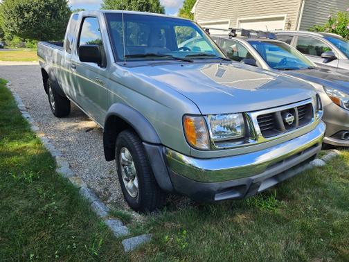 Silver 2000 Nissan Frontier XE King Cab