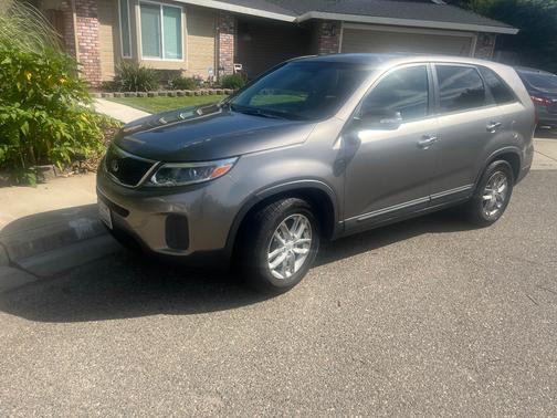 Gray 2014 Kia Sorento LX