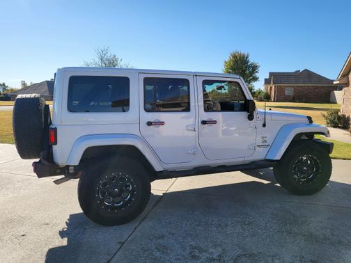Photo 4 of 9 of 2013 Jeep Wrangler Unlimited Sahara