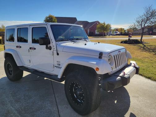 Photo 3 of 9 of 2013 Jeep Wrangler Unlimited Sahara