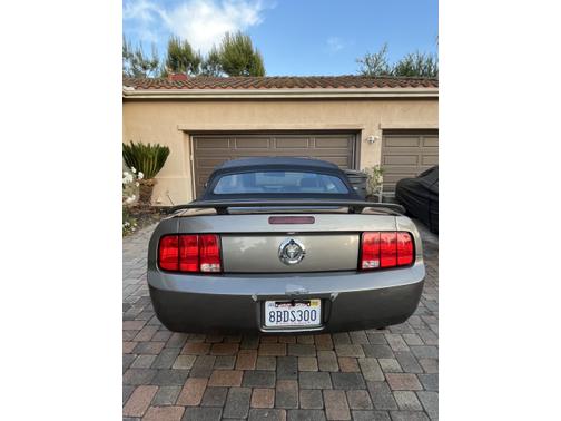 2005 Ford Mustang Deluxe