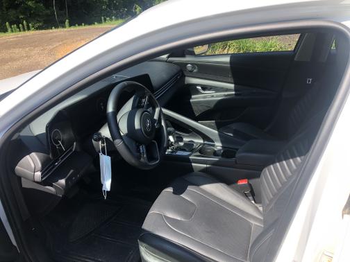 Photo 1 of 2 of 2022 Hyundai Elantra Limited