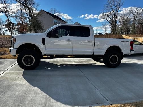 White 2022 Ford F-350 Lariat