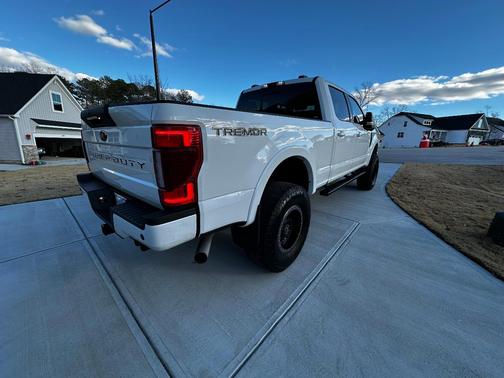 White 2022 Ford F-350 Lariat