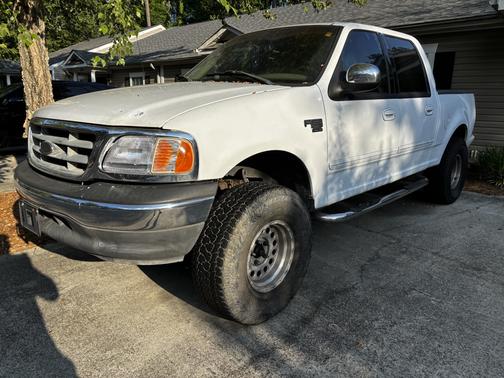 White 2002 Ford F-150 XLT SuperCrew