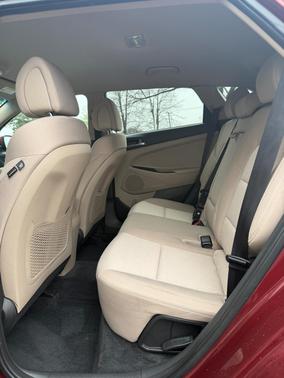 Red 2016 Hyundai TUCSON SE