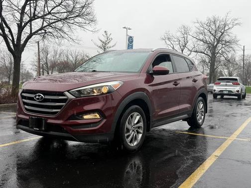 Red 2016 Hyundai TUCSON SE