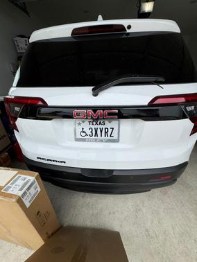 White 2021 GMC Acadia SLT