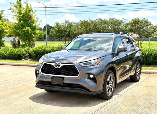Gray 2020 Toyota Highlander XLE