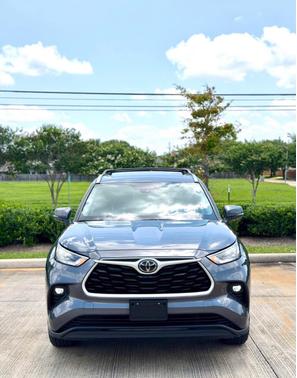 Gray 2020 Toyota Highlander XLE