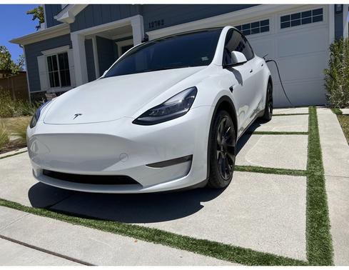 Photo 1 of 5 of 2021 Tesla Model Y Long Range