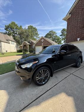 Black 2017 INFINITI QX70 Base