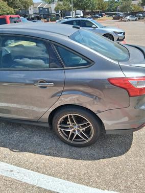 Gray 2013 Ford Focus SE