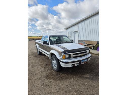 1996 Chevrolet S-10 LS Extended Cab
