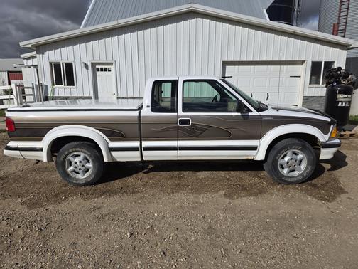 1996 Chevrolet S-10 LS Extended Cab