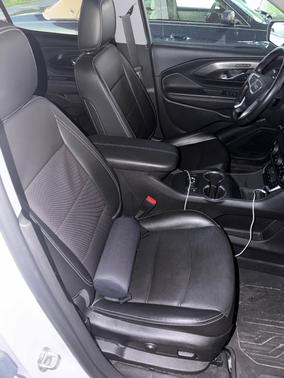 White 2022 GMC Terrain SLT