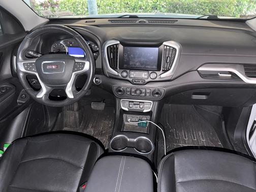 White 2022 GMC Terrain SLT