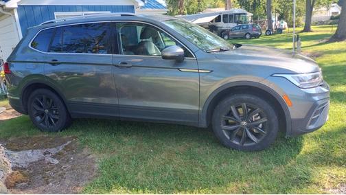 Gray 2024 Volkswagen Tiguan 2.0T SE