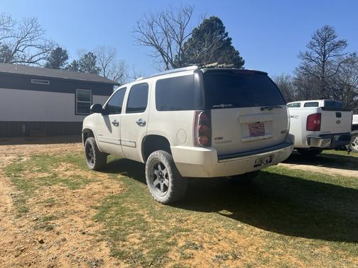White 2011 GMC Yukon Denali