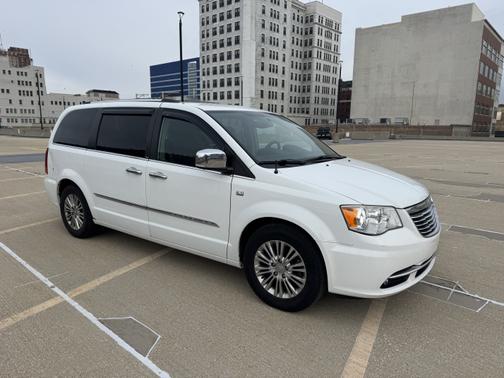 2014 Chrysler Town & Country Touring-L