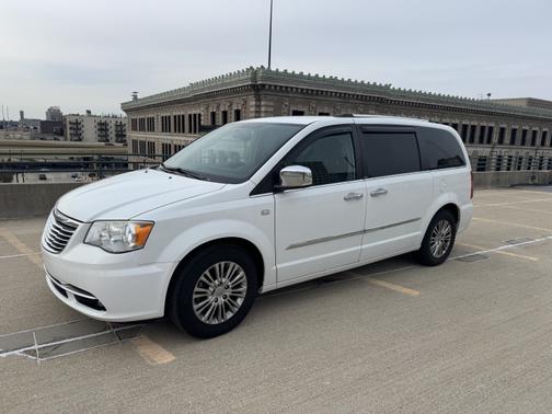 2014 Chrysler Town & Country Touring-L
