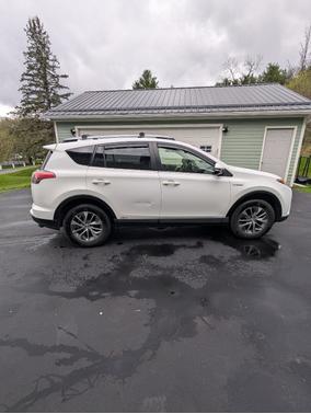 White 2017 Toyota RAV4 Hybrid XLE