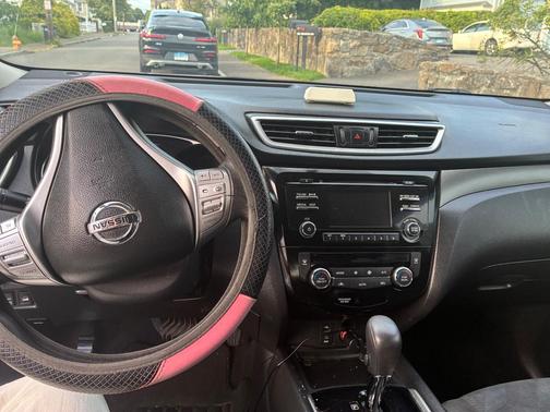 Red 2015 Nissan Rogue SV