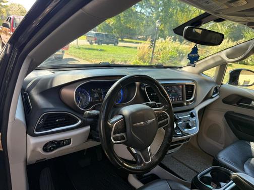Black 2019 Chrysler Pacifica Touring L