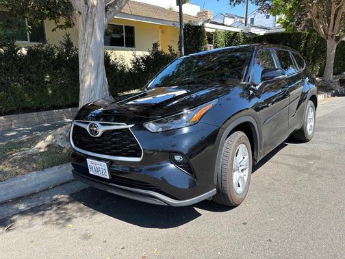Black 2023 Toyota Highlander LE
