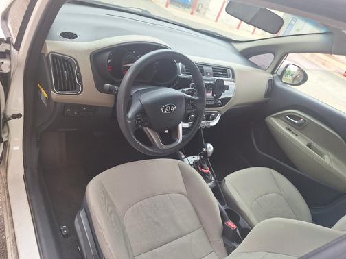 White 2017 Kia Rio LX