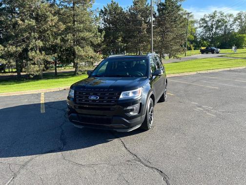 Black 2017 Ford Explorer XLT