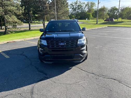 Black 2017 Ford Explorer XLT