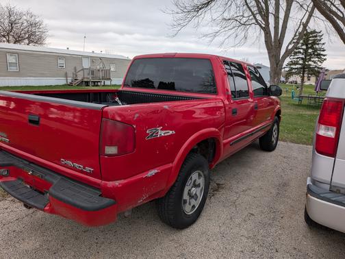 Red 2004 Chevrolet S-10 LS Crew Cab