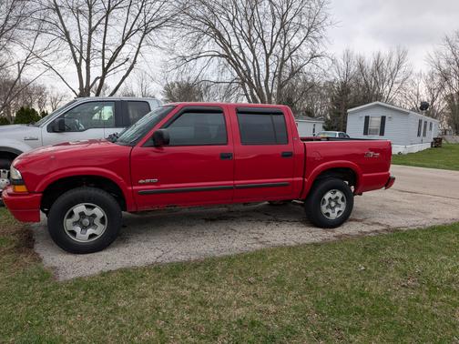 Red 2004 Chevrolet S-10 LS Crew Cab