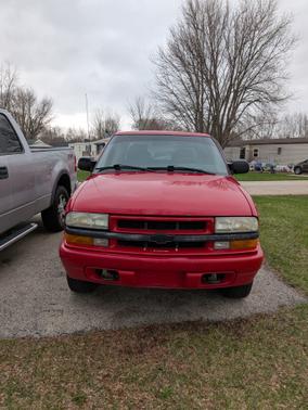 Red 2004 Chevrolet S-10 LS Crew Cab