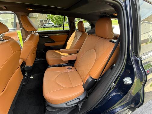 Blue 2023 Toyota Highlander Hybrid Platinum