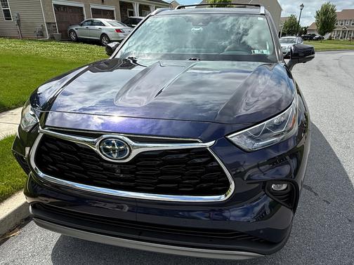 Blue 2023 Toyota Highlander Hybrid Platinum