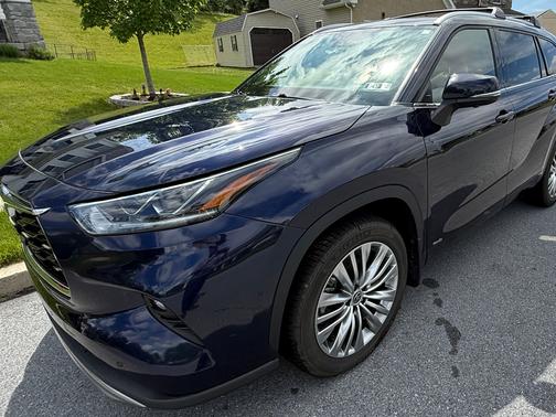 Blue 2023 Toyota Highlander Hybrid Platinum