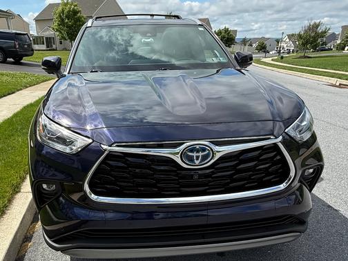 Blue 2023 Toyota Highlander Hybrid Platinum