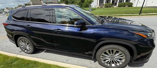 Blue 2023 Toyota Highlander Hybrid Platinum