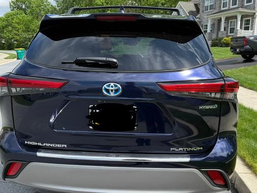 Blue 2023 Toyota Highlander Hybrid Platinum