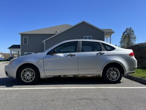 Gray 2009 Ford Focus SE