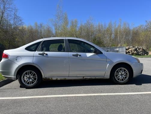 Gray 2009 Ford Focus SE