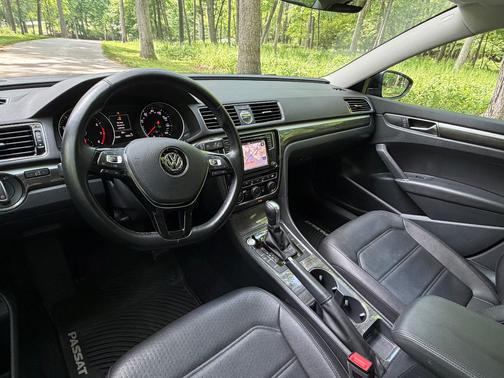 Black 2017 Volkswagen Passat 1.8T SE w/Technology